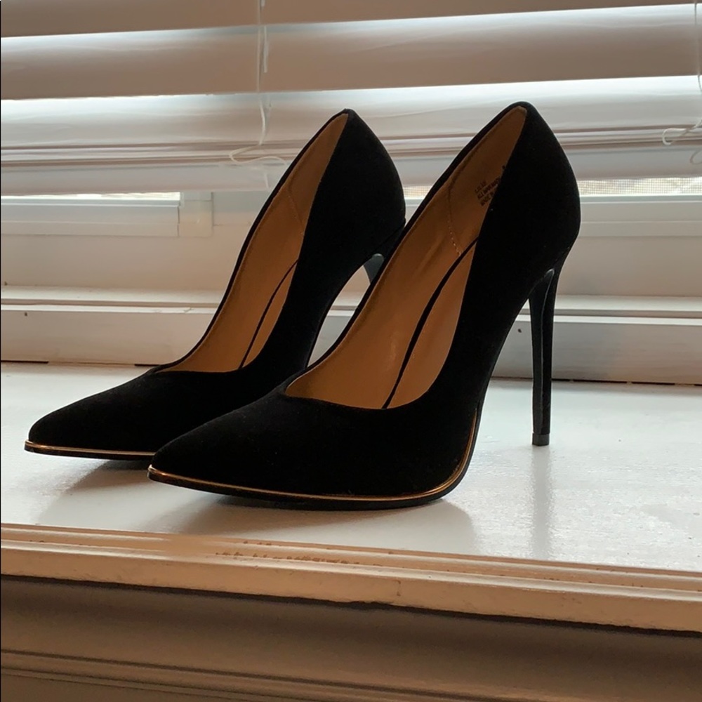 SZ 8 NEVER WORN BLACK PUMPS